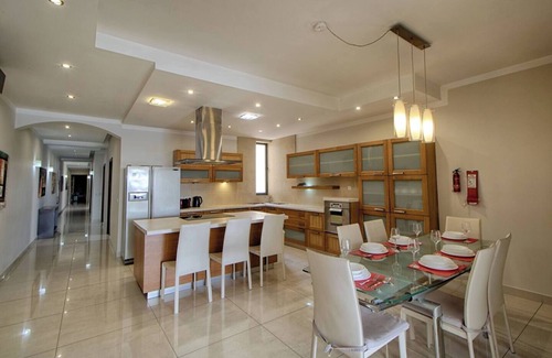 Sliema Apartment | Make your holiday worthwhile at this fabulous accommodation just a minute away from Sliema ferries
