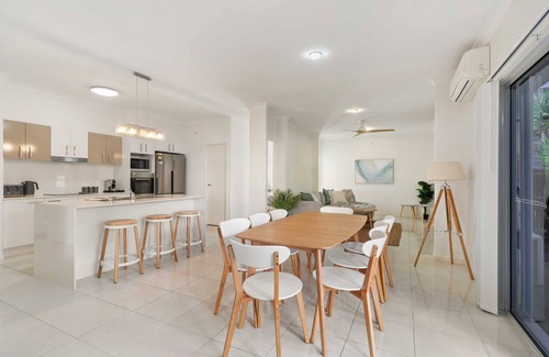 Mount Coolum House | Makin' Waves l Walk to the beach in 2 mins! Heated pool!