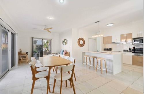 Mount Coolum House | Makin' Waves l Walk to the beach in 2 mins! Heated pool!