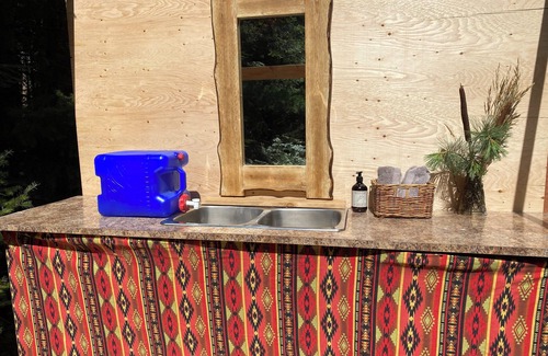 Crawford Bay Cabin | Makinaak Crossing - Tiny Cabin Escape