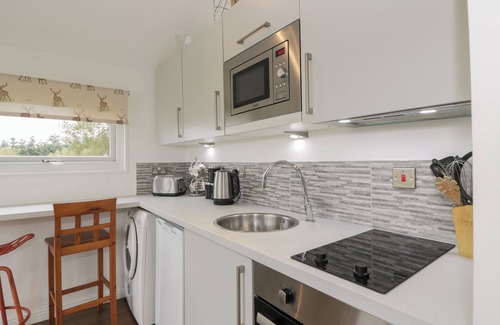 Galston Cottage | MALLARD LODGE, pet friendly, with hot tub in Galston