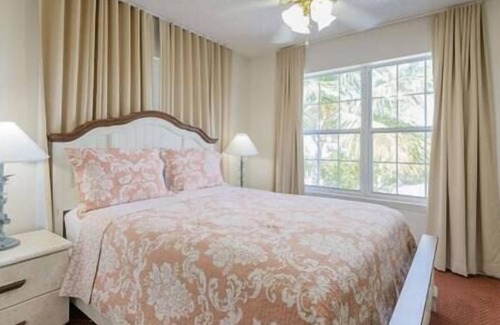 New Town Hotel | Mallory Resort, Beach, Hot Tub, Pool, BBQ, Marina