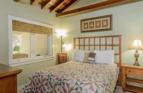 New Town Hotel | Mallory Resort, Beach, Hot Tub, Pool, BBQ, Marina