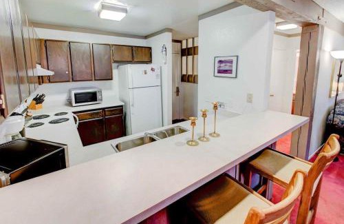 Mammoth Lakes House | Mammoth Ski & Racquet with Shared Hot Tub & Pool