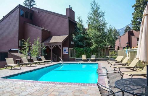Mammoth Lakes House | Mammoth Ski & Racquet with Shared Hot Tub & Pool