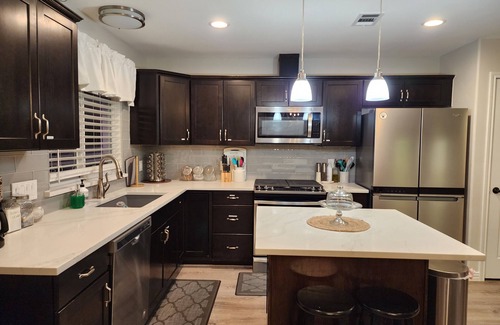 East Congress House | ⭐️⭐️ MANCHESTER HOUSE - SPA for 7 - PRIVATE BACKYARD - JUST LIKE HOME⭐️⭐️