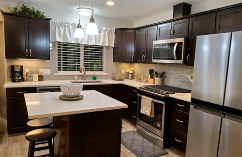 East Congress House | ⭐️⭐️ MANCHESTER HOUSE - SPA for 7 - PRIVATE BACKYARD - JUST LIKE HOME⭐️⭐️