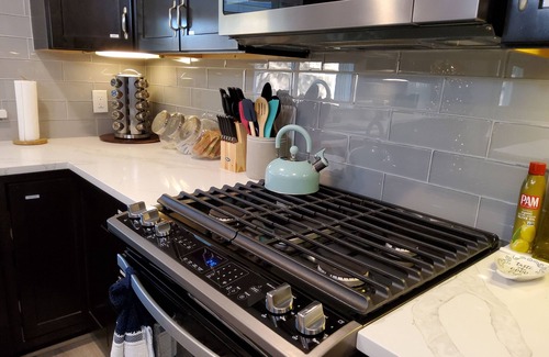 East Congress House | ⭐️⭐️ MANCHESTER HOUSE - SPA for 7 - PRIVATE BACKYARD - JUST LIKE HOME⭐️⭐️