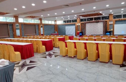 Palsana Hotel | Mandhas club & resort