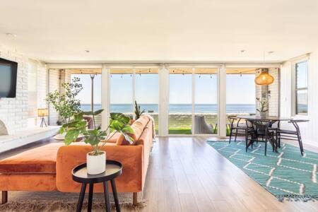 Sand Section House | Manhattan Beach as your Backyard The Strand