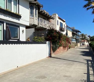 El Porto Apartment | Manhattan Beach Beachfront Charming On The Strand