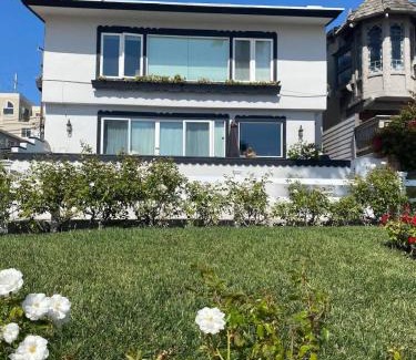 El Porto Apartment | Manhattan Beach Beachfront Charming On The Strand