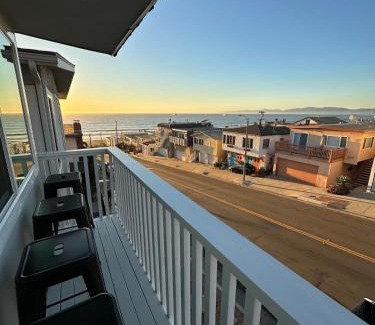 Sand Section Apartment | Manhattan Beach Modern Panoramic Sea View