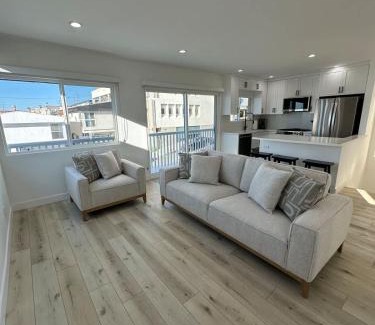 Sand Section Apartment | Manhattan Beach Modern Panoramic Sea View