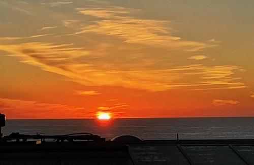 Gas Lamp Section House | Manhattan Beach Ocean View Private Beach House