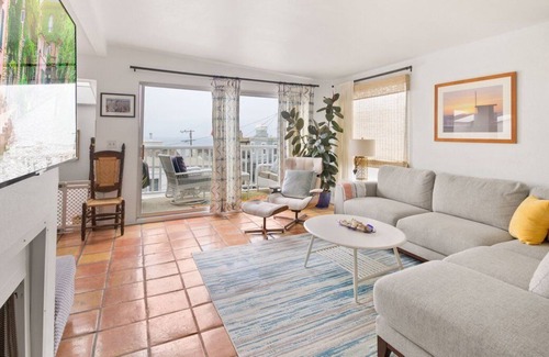 Gas Lamp Section House | Manhattan Beach Ocean View Private Beach House