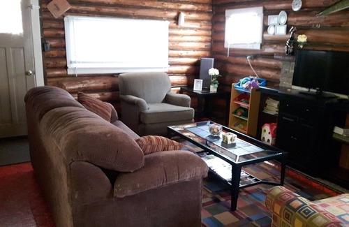 Manitoulin District Cottage | MANITOULIN ISLAND- Rustic Log Cabin located in Elizabeth Bay- Family Friendly