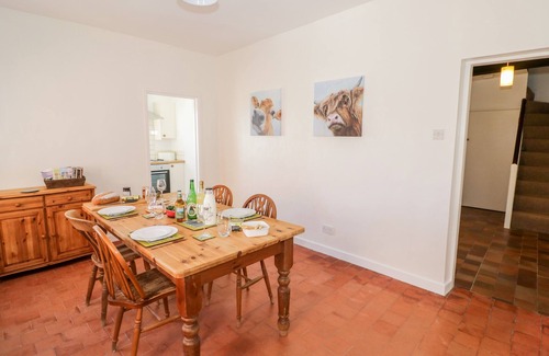 Severn Stoke Cottage | MANOR FARM COTTAGE, pet friendly, with a garden in Upton Upon Severn