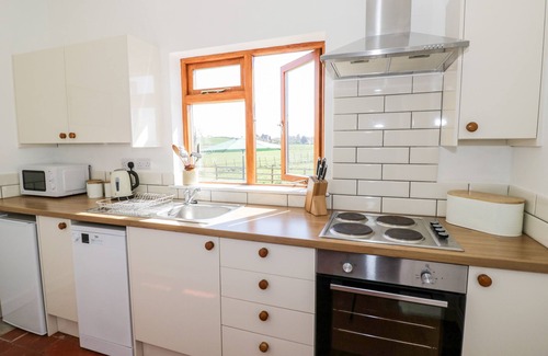 Severn Stoke Cottage | MANOR FARM COTTAGE, pet friendly, with a garden in Upton Upon Severn