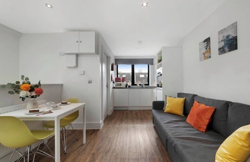 Harringay Apartment | Manor House Studio by MoreThanStays | Garden