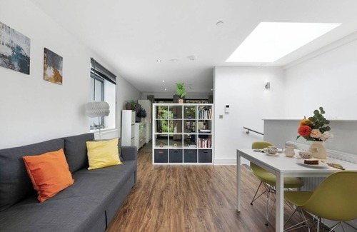 Harringay Apartment | Manor House Studio by MoreThanStays | Garden
