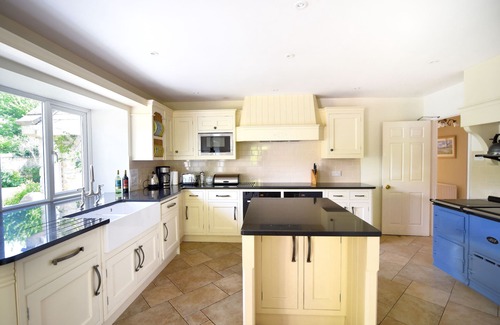 Burton Bradstock House | MANOR LODGE, family friendly, with open fire in Burton Bradstock