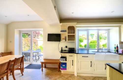 Burton Bradstock House | MANOR LODGE, family friendly, with open fire in Burton Bradstock