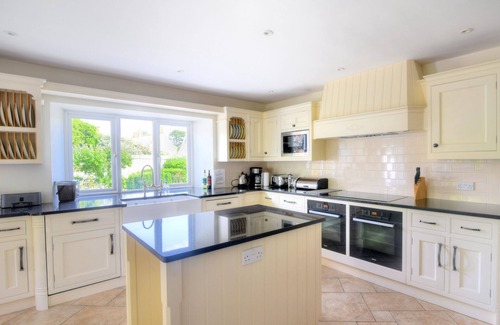 Burton Bradstock House | MANOR LODGE, family friendly, with open fire in Burton Bradstock