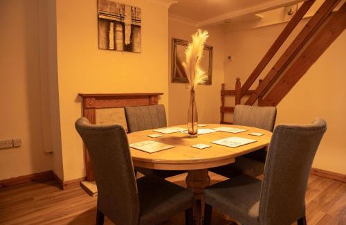 Skegby Apartment | Mansfield House - Sleeps 10, Free Parking, WiFi - Weekly & Monthly Stay Deals!