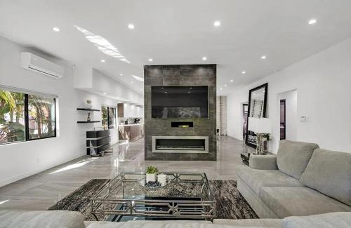 Greater Wilshire - Hancock Park Villa | Mansfield Modern