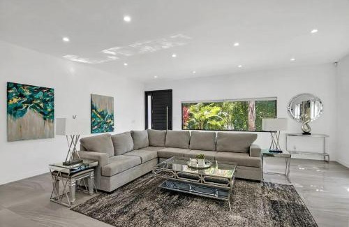 Greater Wilshire - Hancock Park Villa | Mansfield Modern