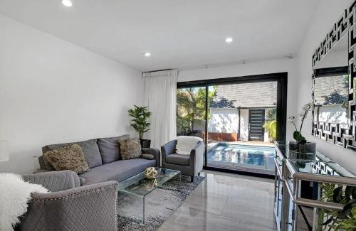 Greater Wilshire - Hancock Park Villa | Mansfield Modern