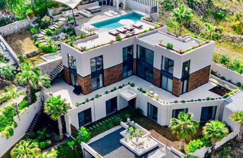 Dagbelen Villa | Mansion with sea and rocks view, housekeeper, breakfast