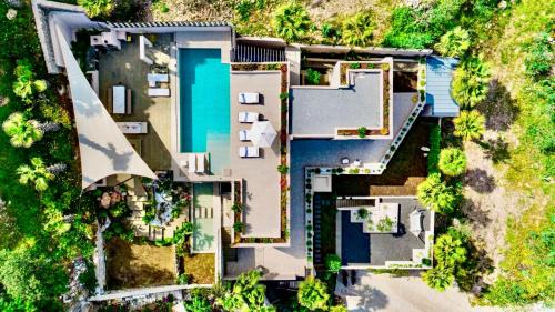 Dagbelen Villa | Mansion with sea and rocks view, housekeeper, breakfast