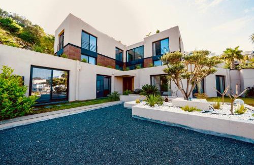 Dagbelen Villa | Mansion with sea and rocks view, housekeeper, breakfast