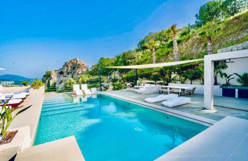 Dagbelen Villa | Mansion with sea and rocks view, housekeeper, breakfast