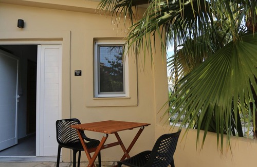 Porto Koukla Apartment | Manthos Apts - Garden View Studio