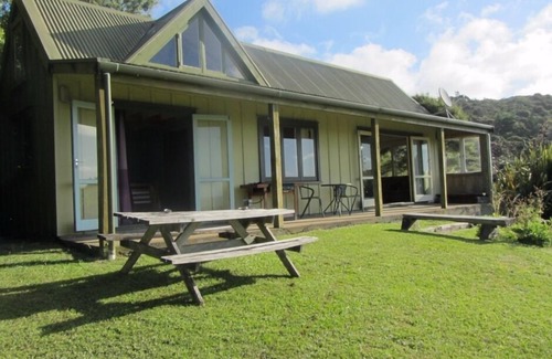 Raglan Cottage | Manu Bay Bush and Beach Cottage