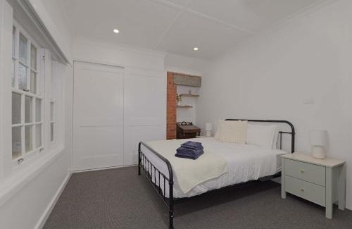 Manuka House | Manuka Village - Sleeps 8 - Free parking x 4