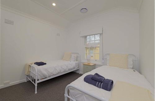 Manuka House | Manuka Village - Sleeps 8 - Free parking x 4
