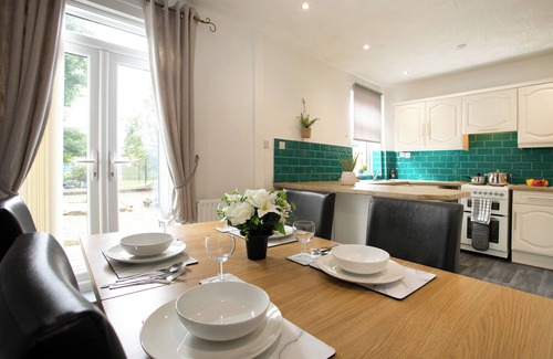 Thurnscoe House | Manvers House, Rotherham for Contractors and families (hosted by Emu-J Stays)