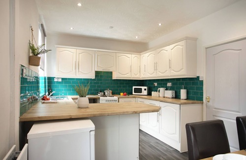 Thurnscoe House | Manvers House, Rotherham for Contractors and families (hosted by Emu-J Stays)