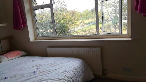 Croham House | Many Worlds Meet - EuroStar, Wimbledon 30 mins, Central London, Gatwick 15 mins - Spacious, Sleeps up to 16 plus Cot - Free WiFi, Parking - Next to Lloyd Park, Great for Families, Walkers, Relocators - Ideal for Contractors