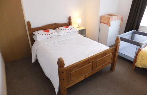Croham House | Many Worlds Meet - EuroStar, Wimbledon 30 mins, Central London, Gatwick 15 mins - Spacious, Sleeps up to 16 plus Cot - Free WiFi, Parking - Next to Lloyd Park, Great for Families, Walkers, Relocators - Ideal for Contractors