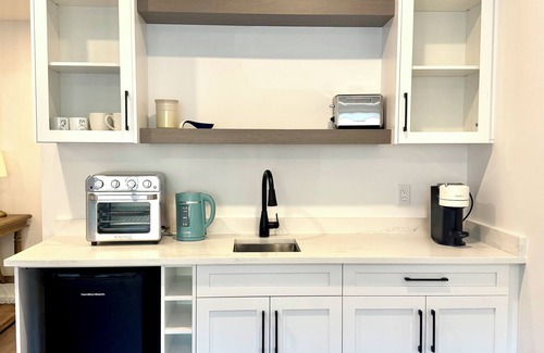 North Cowichan Apartment | Maple bay Hideaway 1 bedroom 1 bathroom + sleeper sofa & kitchenette