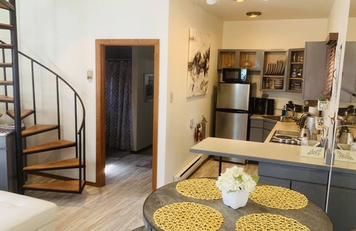 Mount Washington Cottage | Maple Terrace -Mt Washington -15 steps to Grandview Ave. and the amazing views!