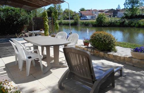 La Taillee House | MARAIS POITEVIN bord rivière pêche ,barque, vélos, wifi, linge, cheminée, cuisine, terrain de boules