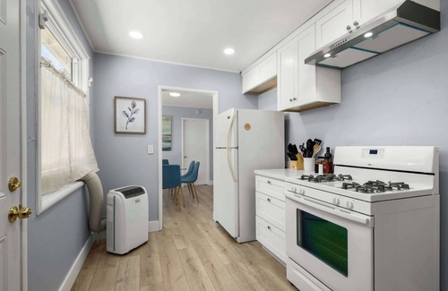 Cambrian Park House | @ Marbella Lane - Alluring & Spacious 3BR Home