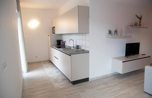 Roseto degli Abruzzi Condo | MARIGOLD RESIDENCE: RASPBERRY SORBET