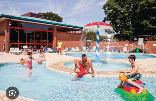 Ringwood Cabin | Marigold lodge 8 at Oakdene Forest Park
